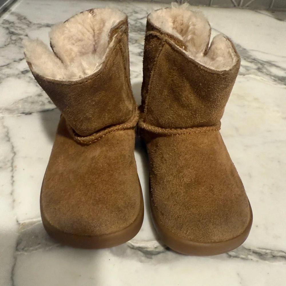 $13 ADD ON Ugg boots size 4c 5c‎ c5 c4 mid shearling uggs